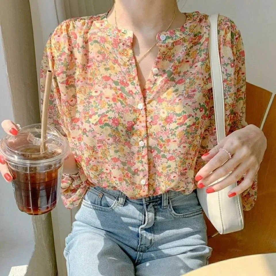 Kadınlar bluz gömlekleri kadınlar zarif baskı şifon bluz bahar yaz gündelik uzun sle v boyun gevşek gömlek bayan düğmesi tatlı üstleri 2023 d240507
