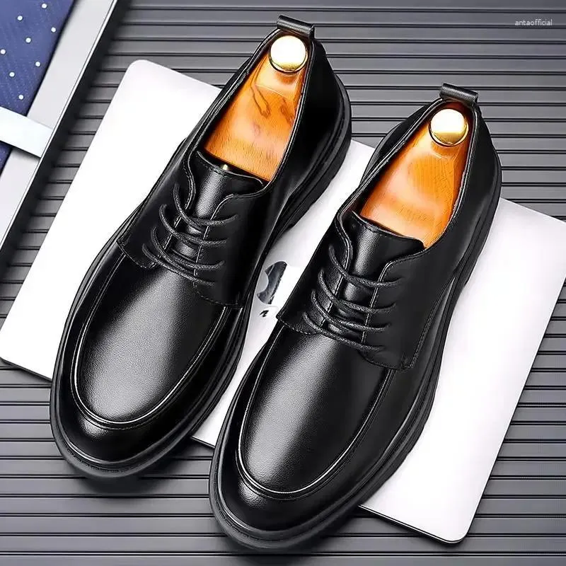 Elbise ayakkabı İngiliz tarzı erkekler küçük deri iş resmi giymek rahat yumuşak dip siyah sürüş kayma