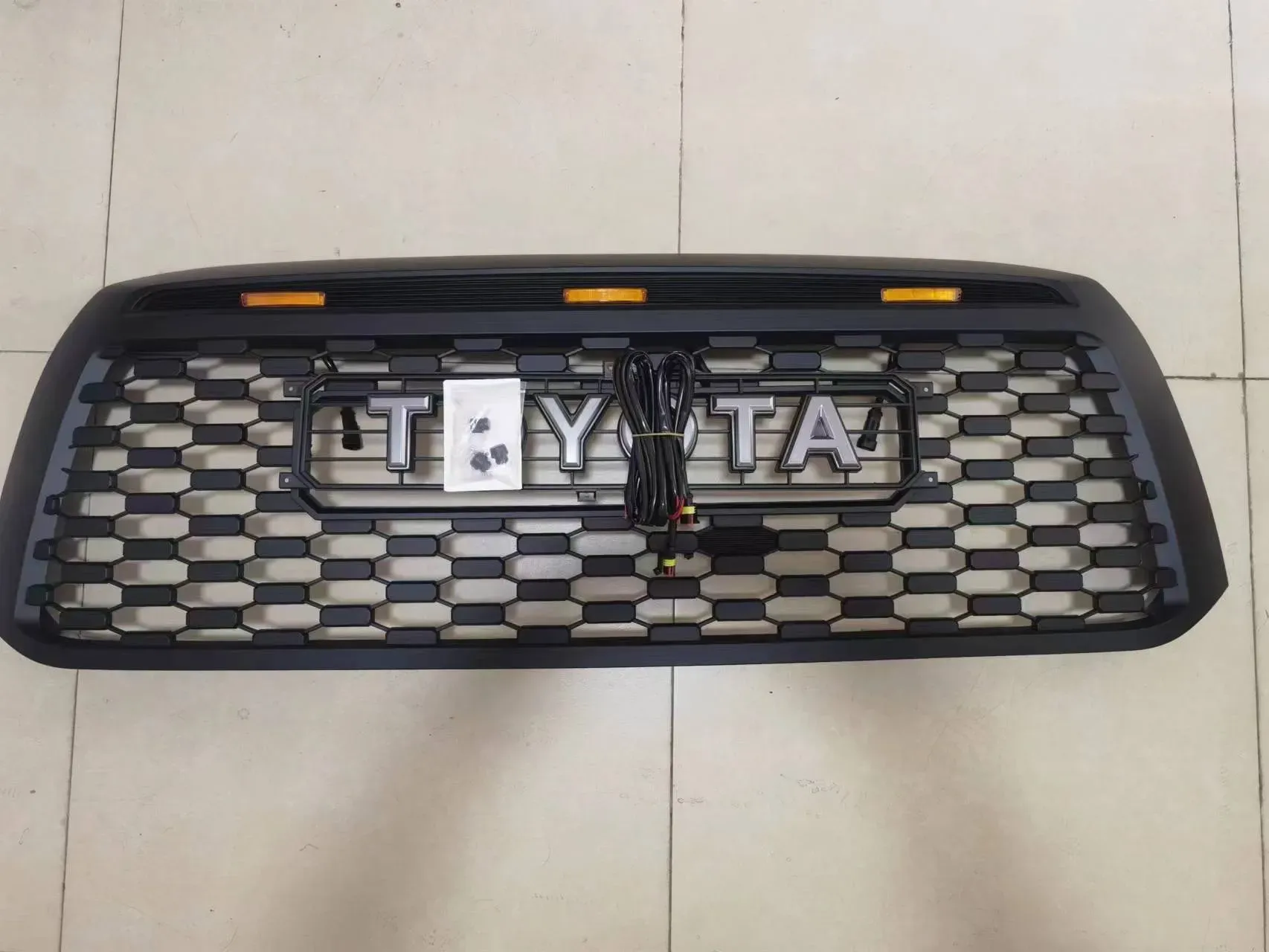 Accessoires für Toyota 20092013 Tantu Kühlergrill Old Tantu TRD mit leichter Kühlergrillgittergrill LED Small Light Front Bar