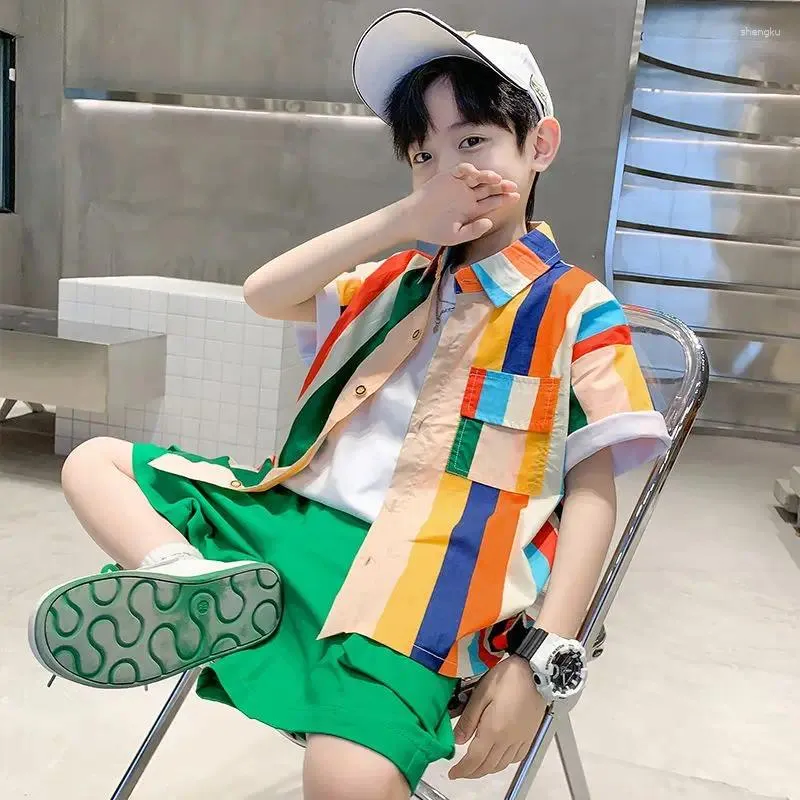 Vêtements Ensembles de chemises de bouton de costume d'été pour garçons deux pièces 2024 Corée Stripes colorées Green Sporty et Cool Street Costumes