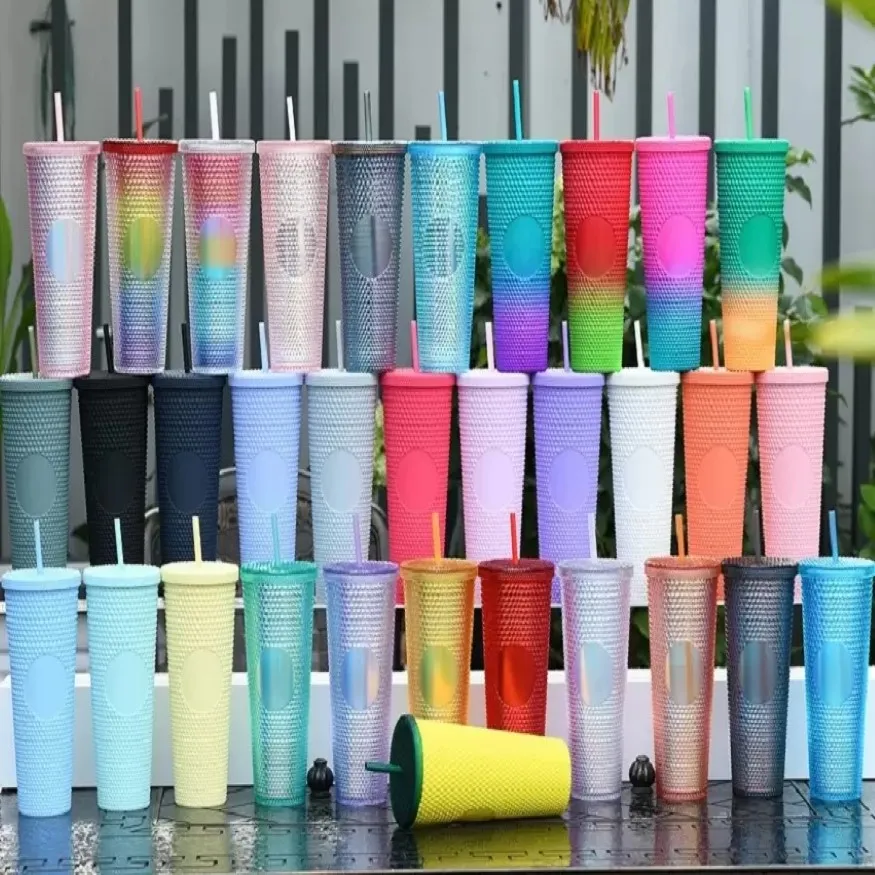 32 couleurs stockées 24oz tasses froides cloutées avec paille de couvercle à double paroi à double gobelet en plastique 710 ml