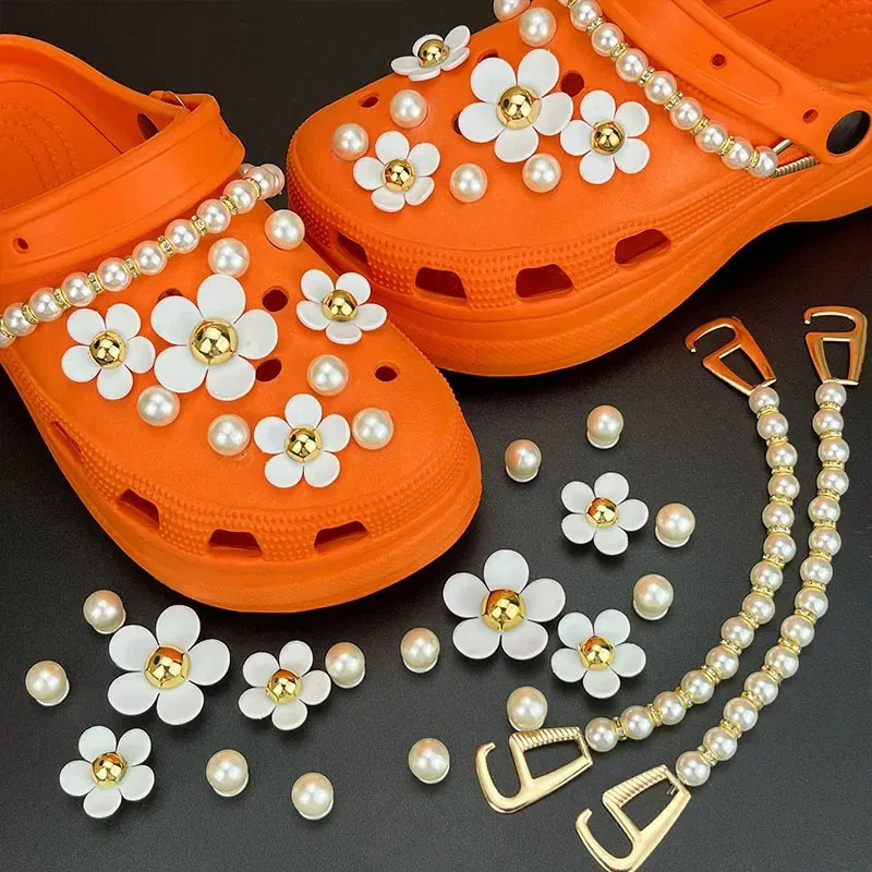 Fashion Elegant Hole Shoe Charmes pour fleurs Perle Clogs Jeans dessin animé Migne Charms Designer Vintage Luxury Shoe Decorations 240506