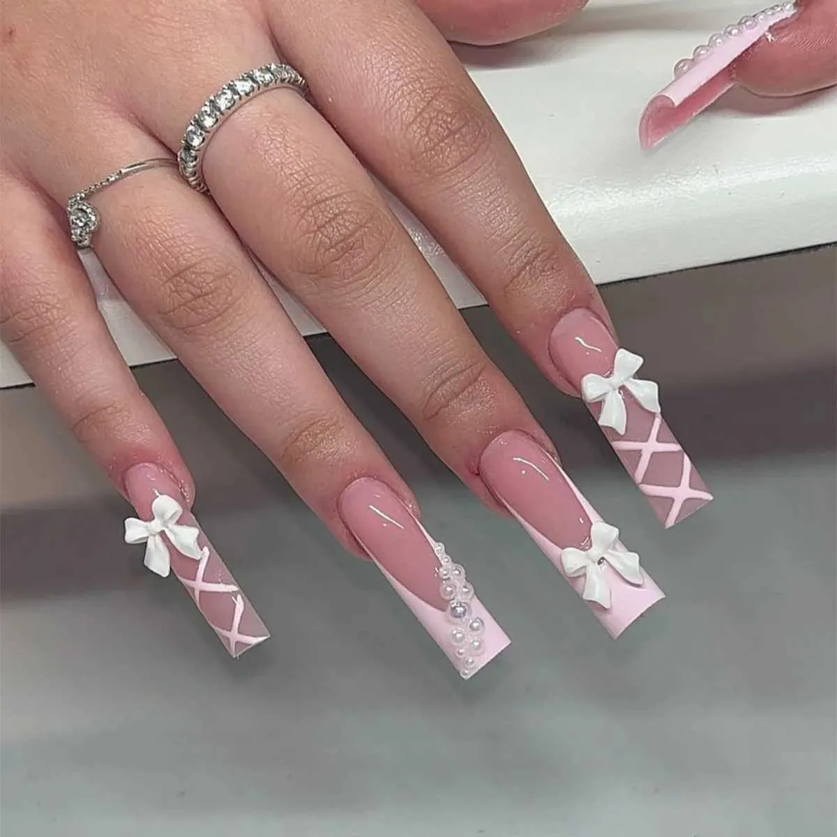 False unhas Decoração de arco branco Falsa unhas longa caixão de caixão falso Dicas de unhas Falsas Tampa completa SWT francesa destacável Pressione as unhas para mulheres T240507