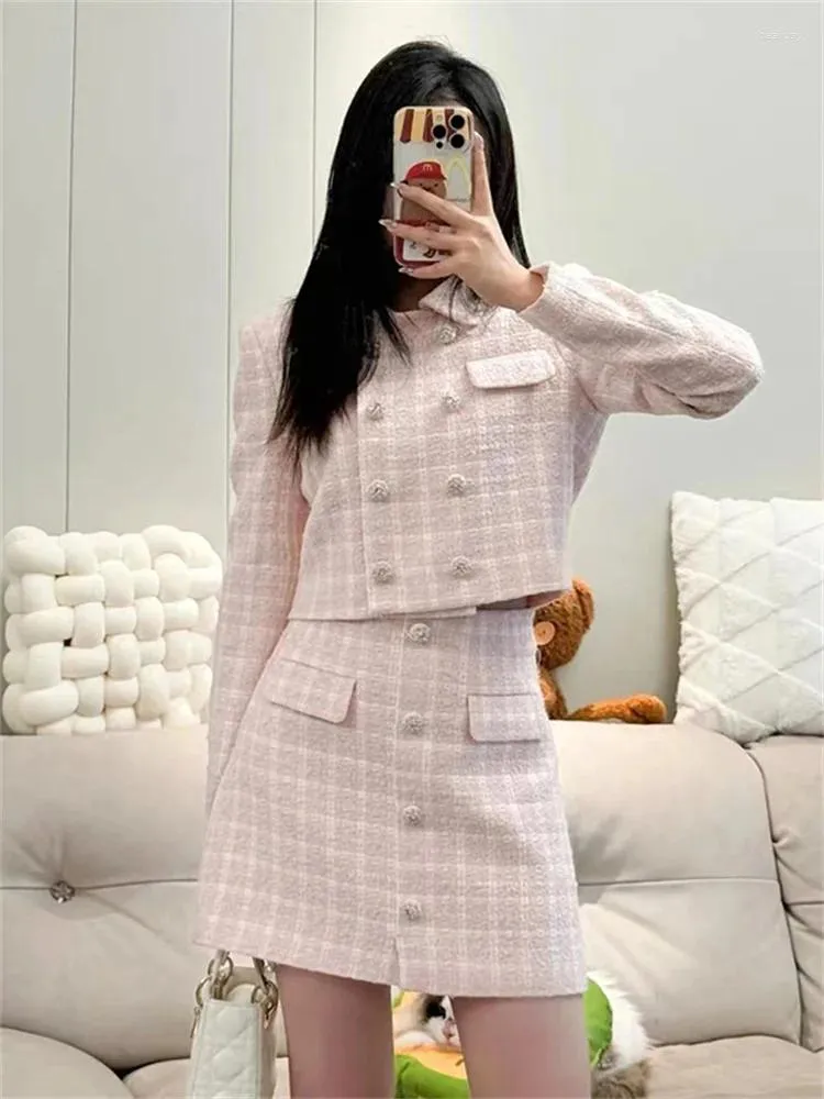 Jackets femininos feminino Casaco xadrez de tweed rosa ou mini-saia do traje 2024 Botões de malha de primavera Botões de picada curta de peito curto A-line