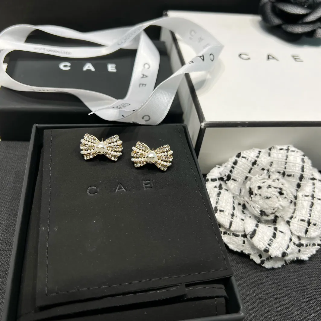 Pendientes premium de 18K Pendientes de oro diseñador de diseñador en forma de arco Pendientes modernos de moda de joyas de diamantes de alta calidad con una reunión de regalos de alta calidad