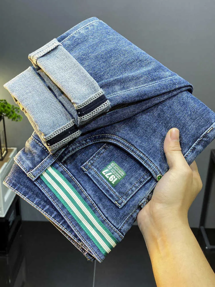 Ende hohe trendige blaue Jeans für Herren Frühling 2023 vielseitig leicht locker sitzende kleine Beinhosen