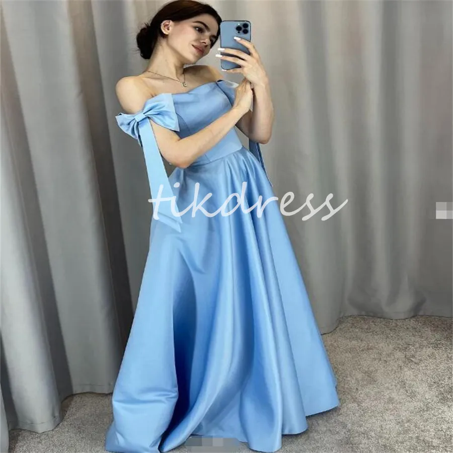 Superbes robes de soirée bleues avec des épaules à épaules en satin