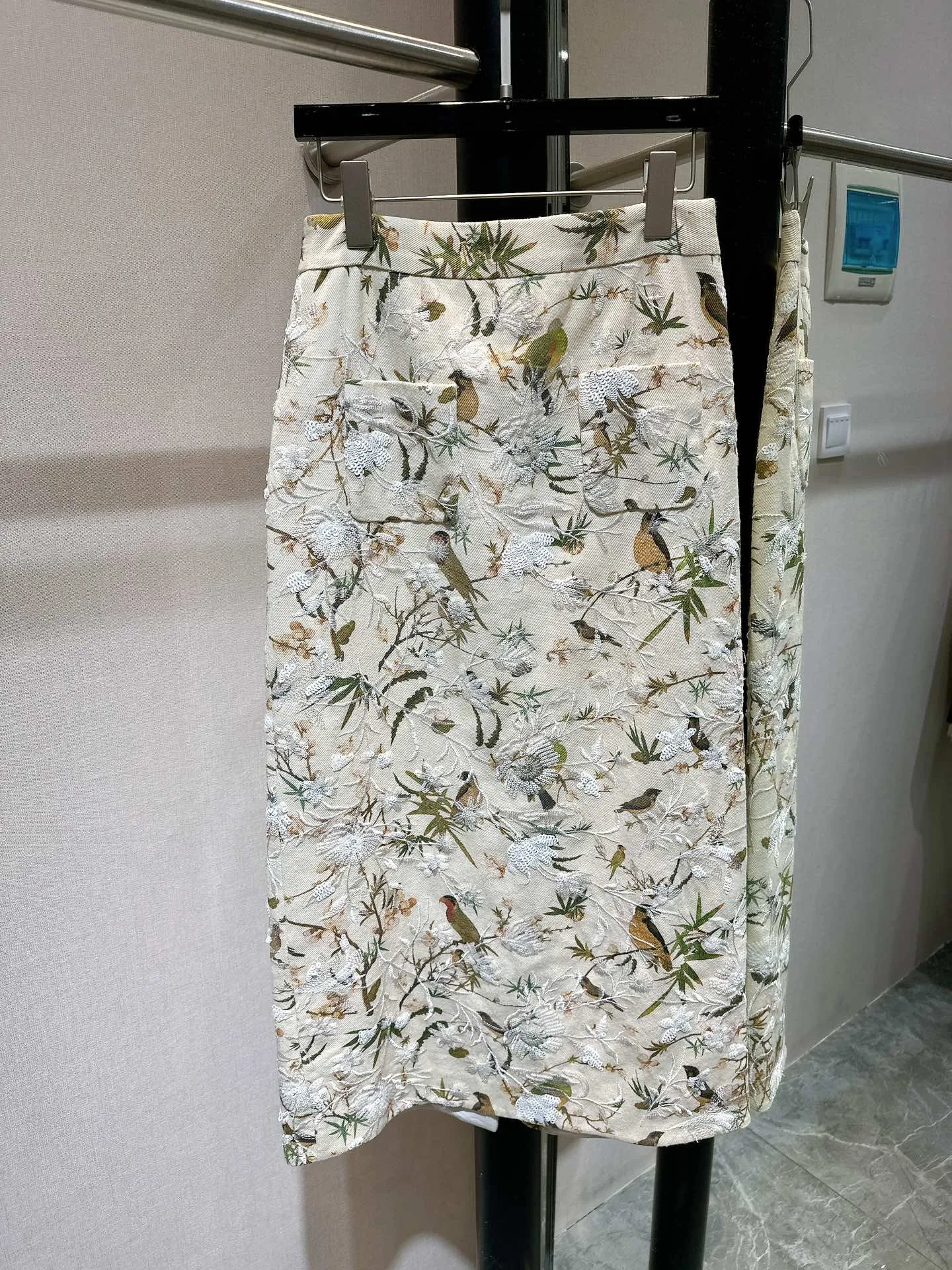 Broderad denim lång kjol med en vacker och distinkt design