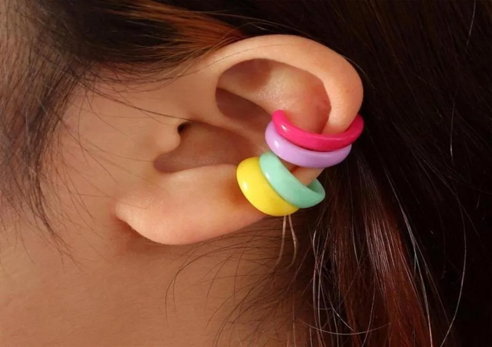 Clipon Screw Back Style Plastic Resin Ear Cuffs 4pcs Random Color NonPiercing Clip Earrings Earcuff For Women Whole JewelryCli9735481