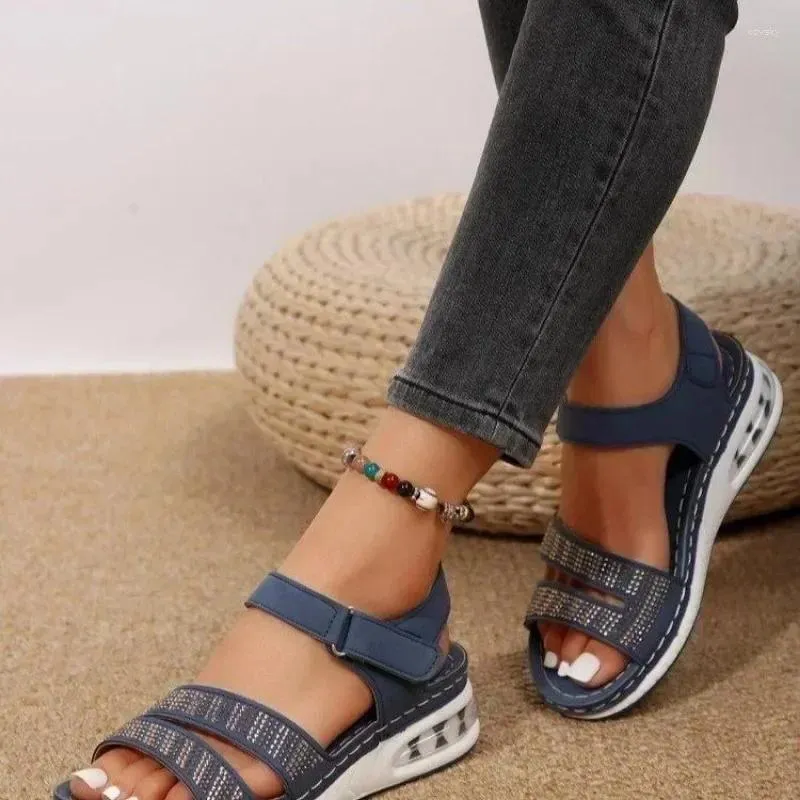 Klänningskor 2024 Solid Color Summer Women's Sandals Säljer Casual Fashion Air Cushion Botten Mid Heel