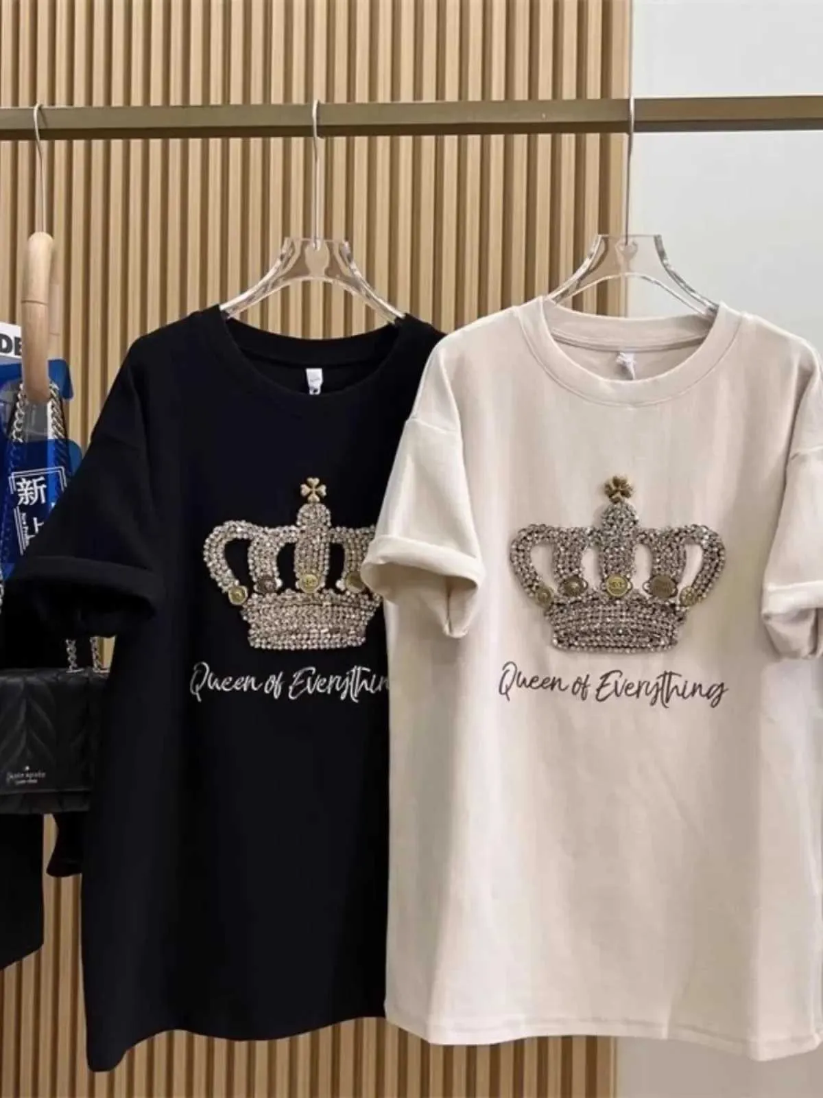 Frauen T-Shirt Crown Perlenbrief Druck Womens Plus Size T-Shirt XL-4xl Diamond-Dded Frau Neues TS 2024 Sommer Baumwoll Short Slve Tops T240507