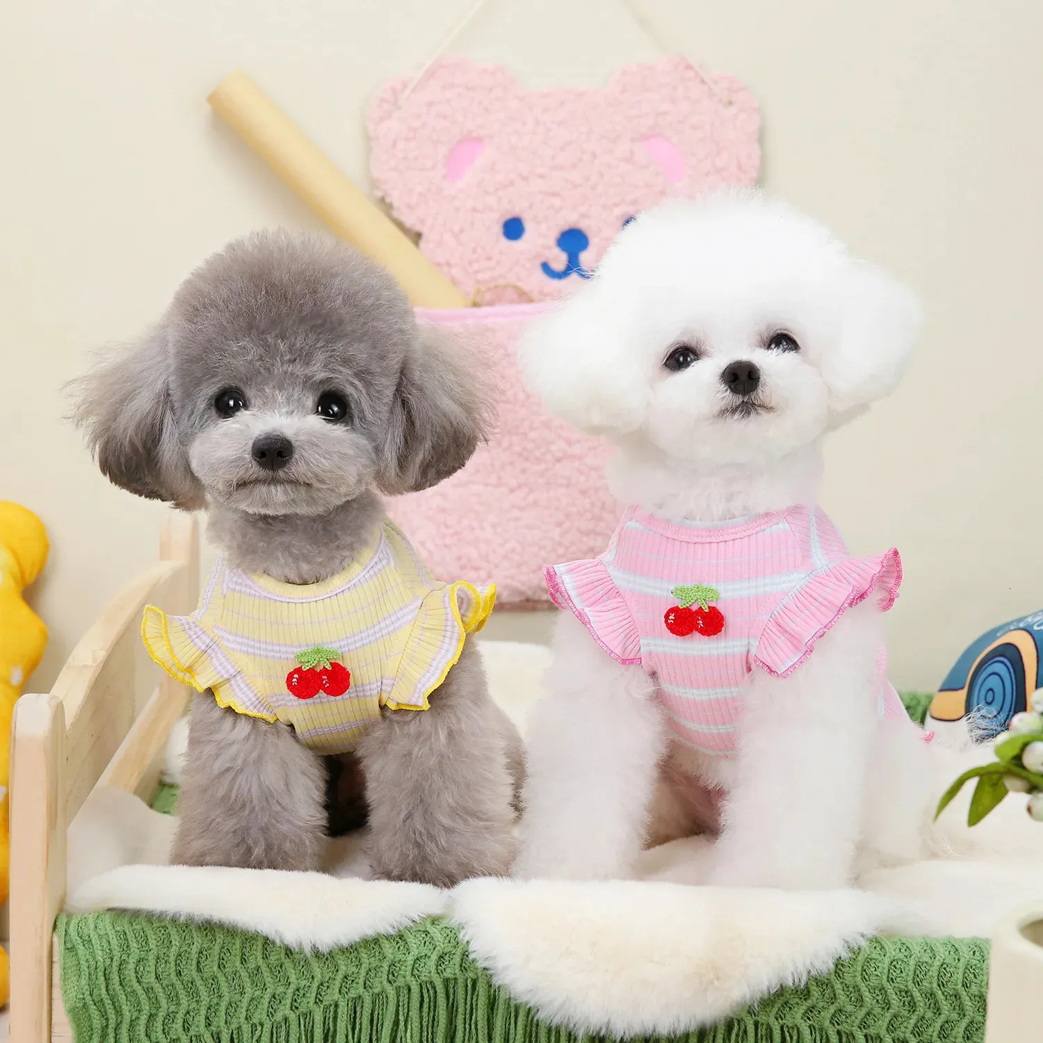 10pc / lot gilet de chiot à manches volantes pour les vêtements d'été de petit chien T-shirts de la princesse Cherry Pet Apparel 240429