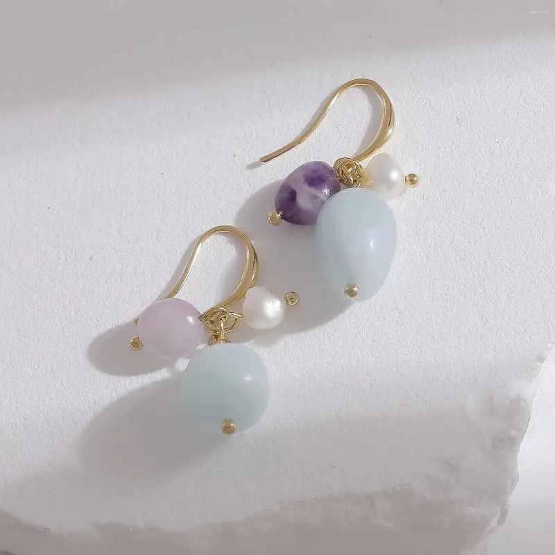 Boucles d'oreilles en peluche et pierre de pierre naturelle avec une boucle d'oreille à la main en eau douce avec un matet à poisson en laiton