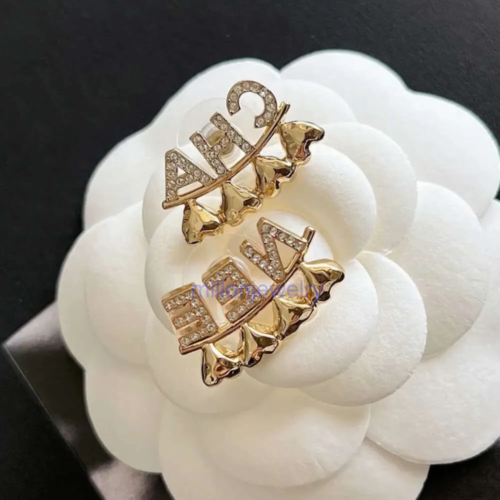 Anéis de orelha de designer Chenel Love Letter Classic Brincos femininos Brincos da Internet de ouro rosa feminino Trendy