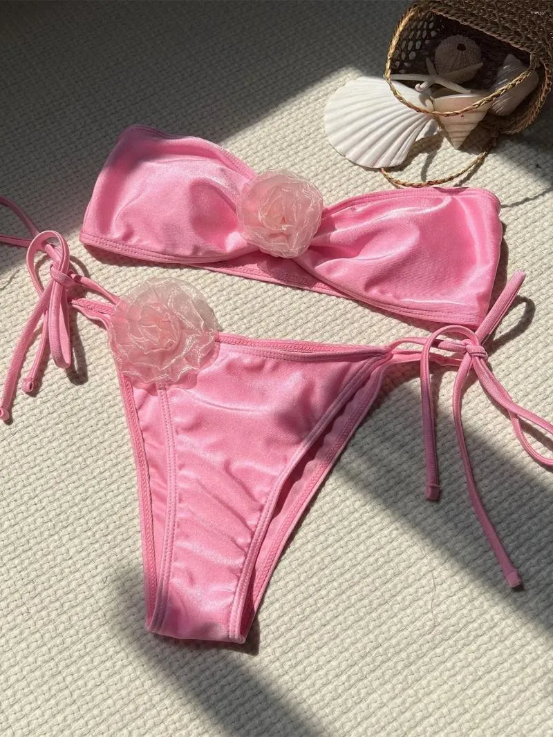 Swimwear féminin Sexy Bandeau Bikini 2024 Femmes Pink 3D Design floral push up Micro MAINEMENT BRÉSILIAN PLAGE BACKING Suise Tie côté string