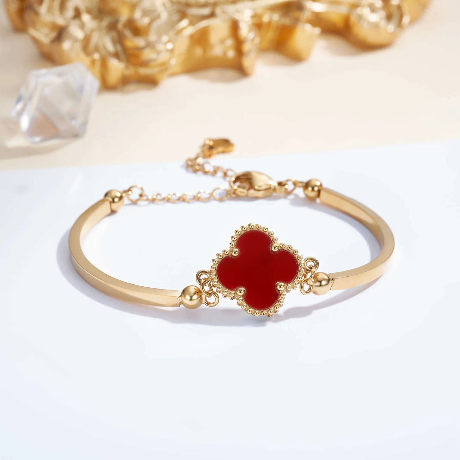 Exquisite design of various styles high quality bracelets Fashionable Lucky Clover Bracelet for Women Simple and Elegant High Design with common vanly