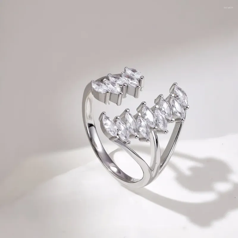 Pierścienie klastra s925 srebrny pierścień z lekkim luksusowym inkrustowani oko oka kamienna row diamentów