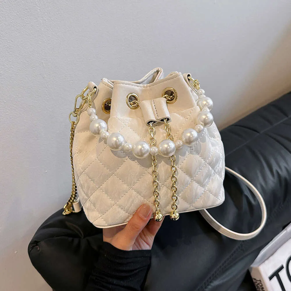 Xiaoxiangfeng Lingge Kette Schulter für Frühling/Sommer für Frauen 2024 New Crossbody Bucket Bag Mode Perl Handtasche 80% Fabrik Großhandel