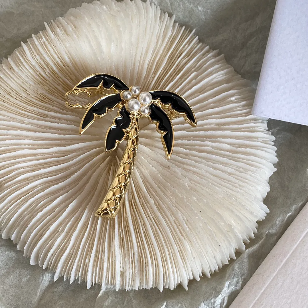 Merkontwerper Nieuwe kokosboomvormige broche luxueuze 18K vergulde modieuze veelzijdige veelzijdige broche hoogwaardige sieraden charmante vrouwen hoogwaardige broche box