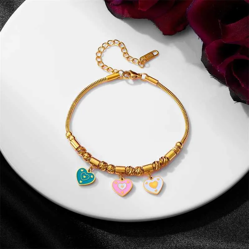 Bracelet 316l en acier inoxydable Nouvelle mode fine bijoux perles sculptées peinture vaporisée 3 couleurs coeur coeur charme bracelets à chaîne épaisses pour femmes