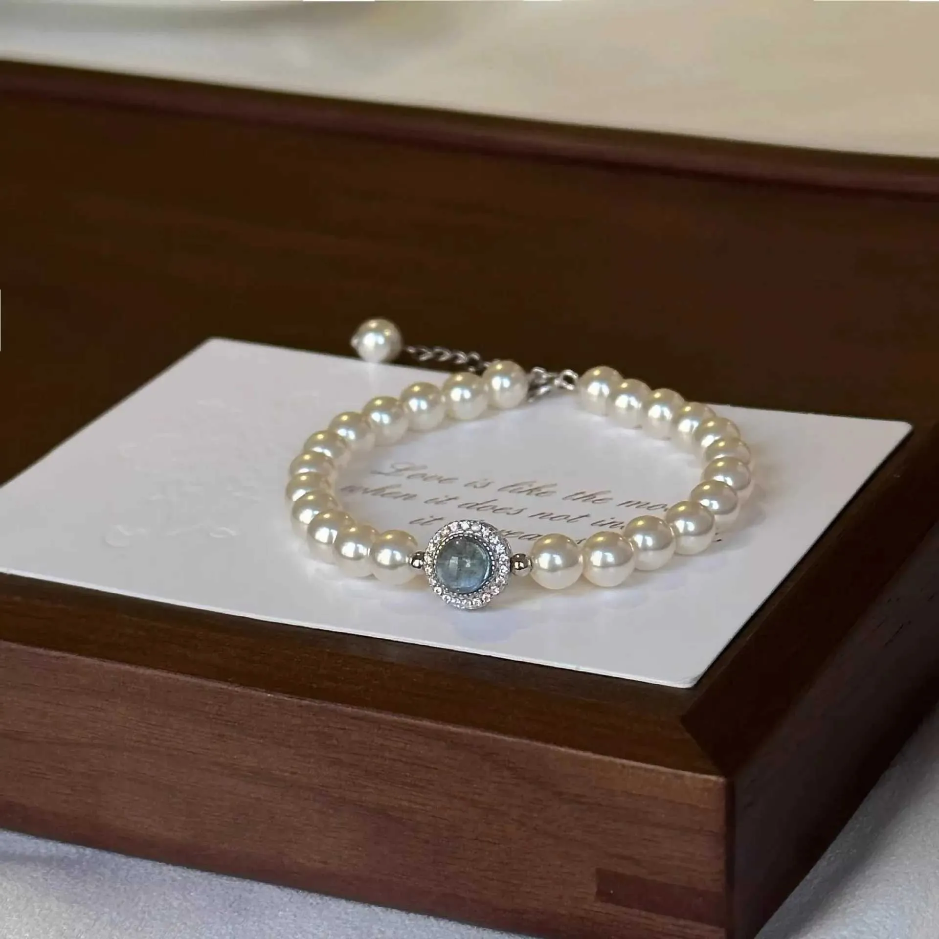 Perlearmbånd med blå edelsten retro armbånd til dame gave_voghion.com