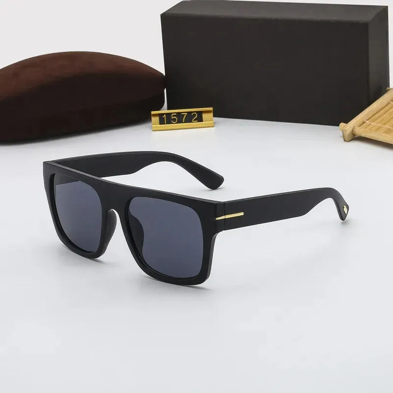 Lunettes de soleil créatrices de mode Tom Sungass Goggle Beach Sun Glasses For Man Woman 7 Colours Fofulal Good Quality Eyeglass with Box