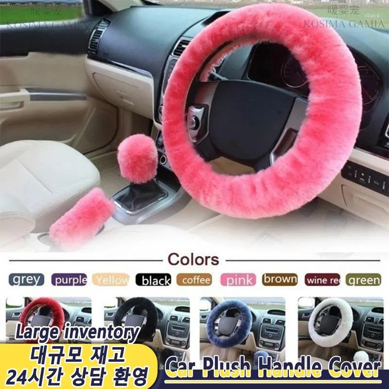 Рулевое колесо покрывает автомобильное покрытие супер густого короткого плюшевого мягкого теплого универсального защитника Чернозоно -розовый мужчина. Автомобильный интерьер.