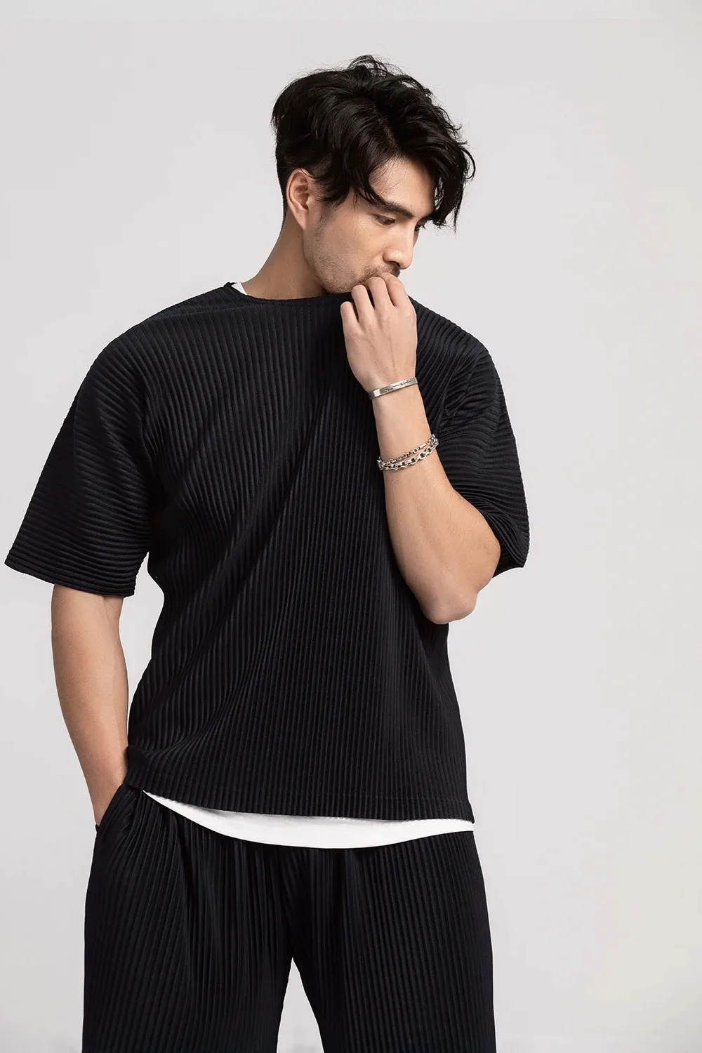 Шипленная футболка Miyake для мужчин летняя одежда с коротким рукавом простые футболки моды черные рубашки круглый воротниц в топ 240507