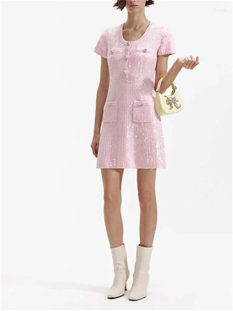 Robes de fête Femmes Pink Sequin Knit Mini robe O-Neck Reck à manches courtes Robe bouton de ramine pour la femme 2024