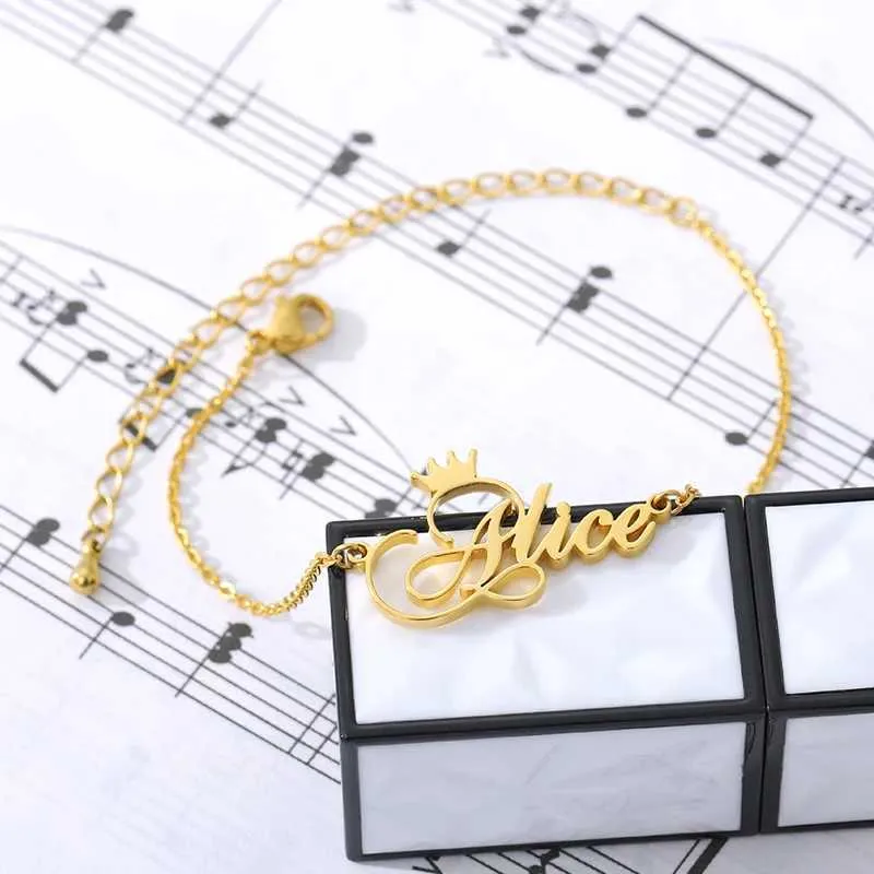 Charm-Armbänder Cus Crown Personalisierter Name Edelstahl Typenschild Armband für Frauen Mädchen Charms Handgefertigt Graviert_voghion.com
