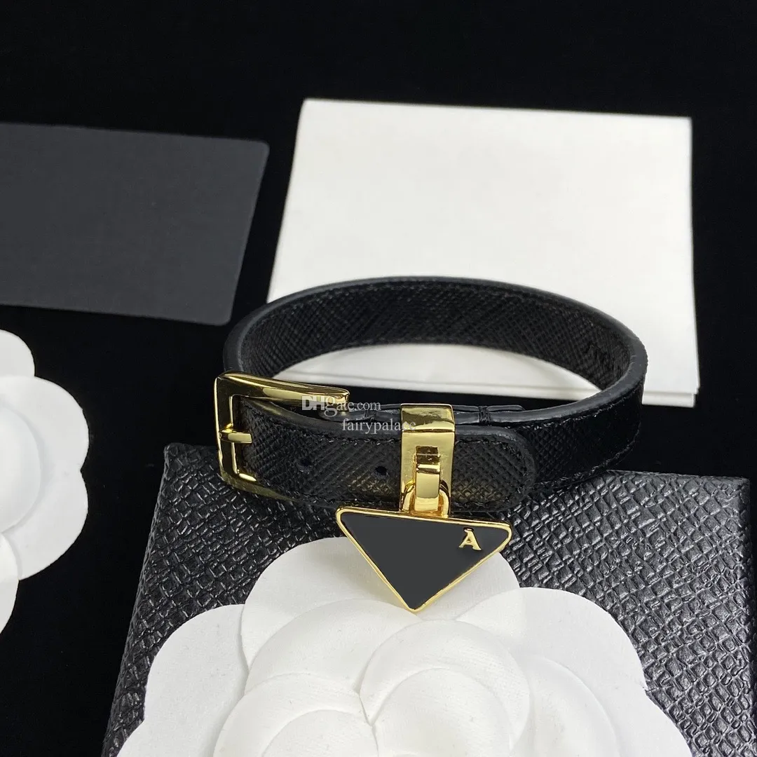 Designer P Letter Armband för män som öppnar kvinnor Bangles Elegant modemärke svarta läderarmband med bokstäver smycken hög kvalitet