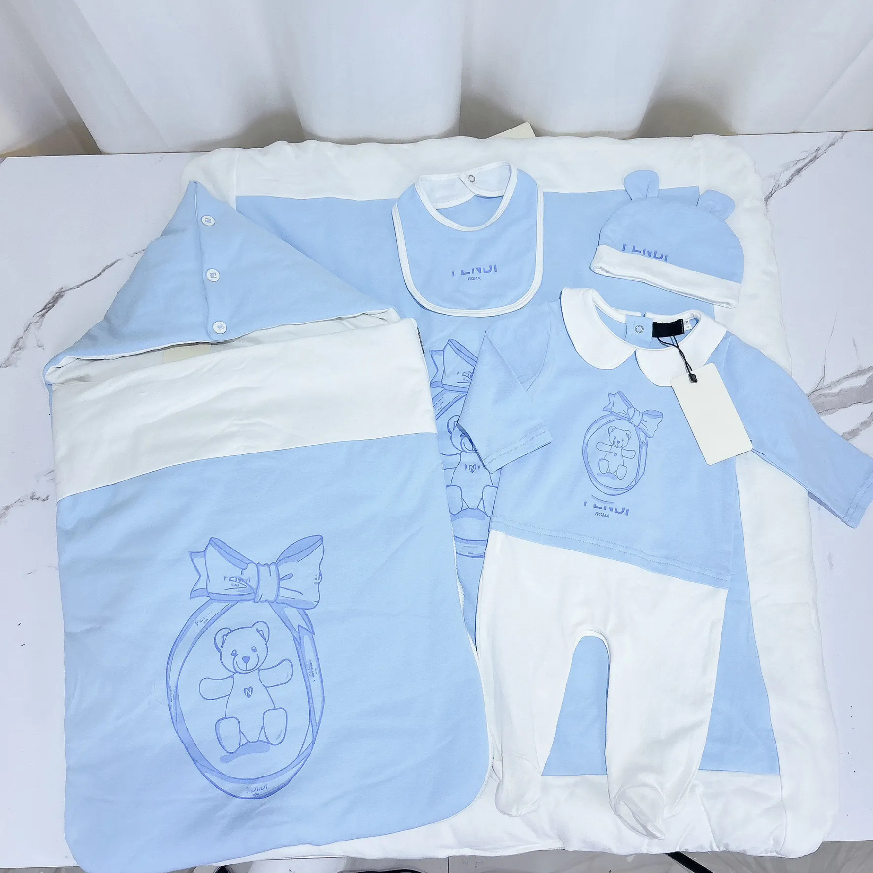designer bébé grenouillard Bib Burp Vêtements ensembles de bébé collants de luxe【code：L】 FENDI Changing bag