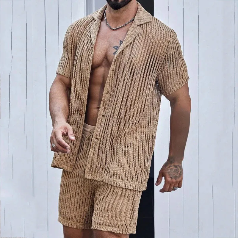 Sexy Hollow Out malha malha de duas peças serve homens de verão praia abotoado camisas de lapela e shorts roupas masculinas casuais conjuntos de cores sólidos 240426