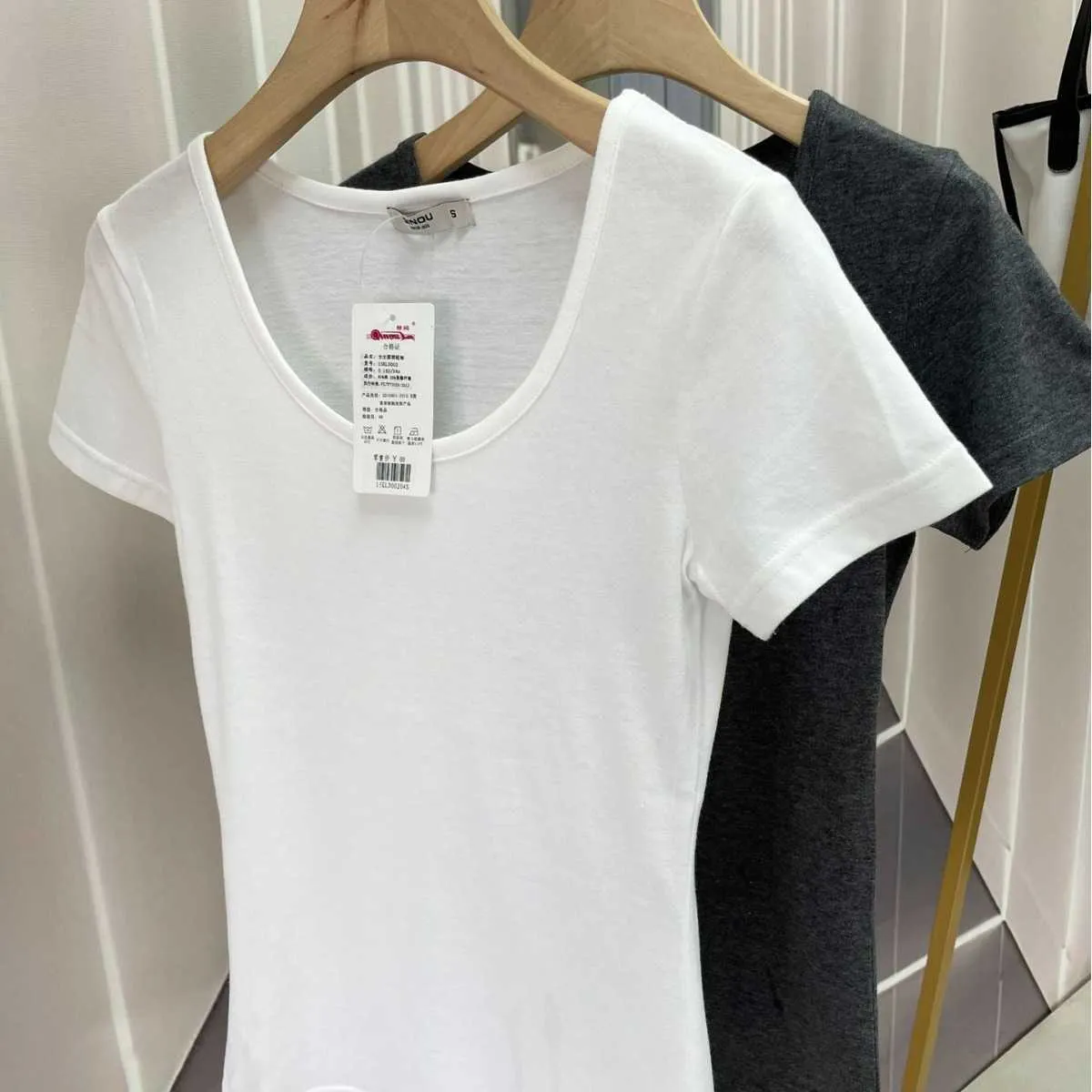 Qinou Summer Womens Pure Cotton T-shirt Short sleeved Solid Color Spicy Girl Big Round Neck Front Shoulder Small White T 15KLD002
