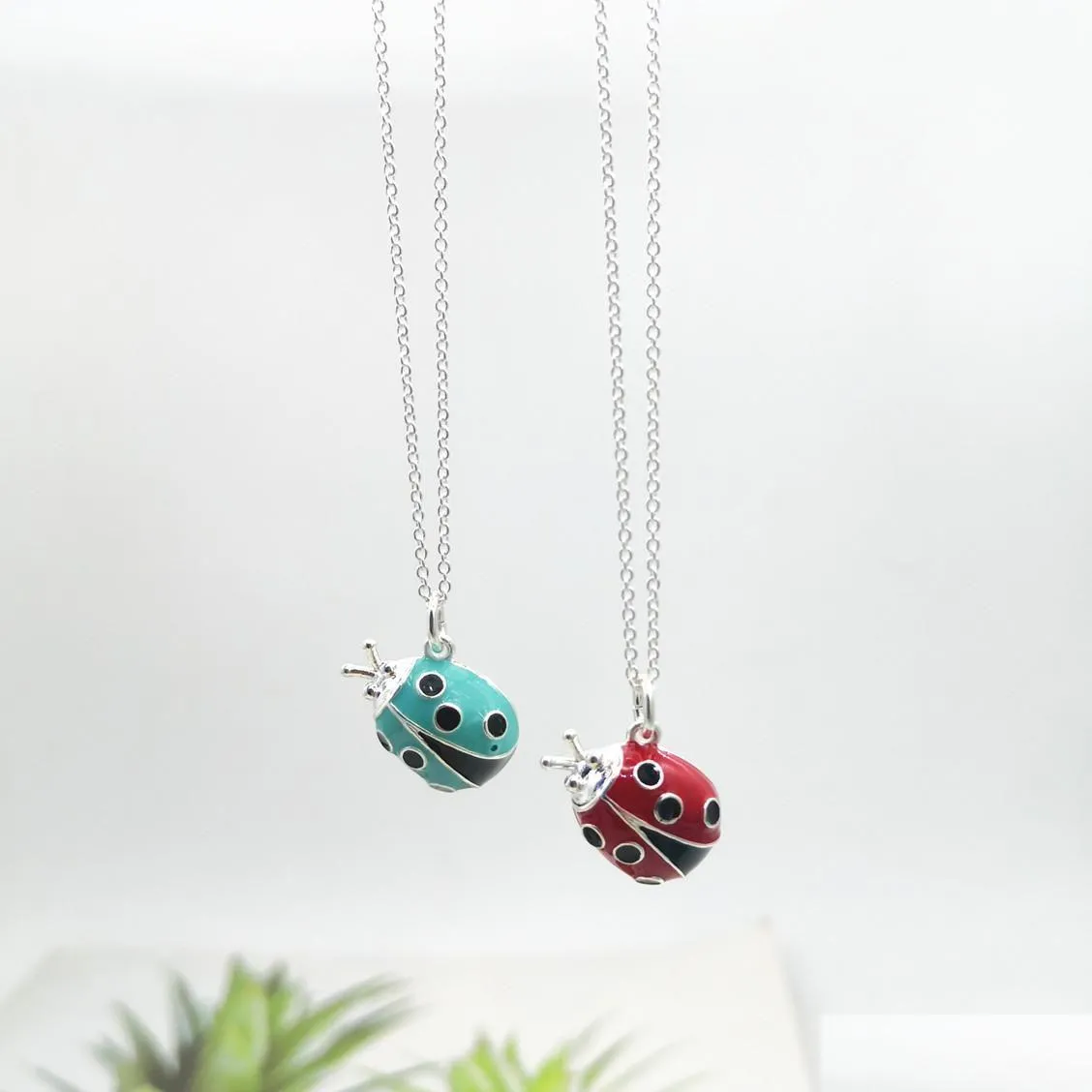 Hanger kettingen mevrouw Sterling Sier Classic Original Red Blue Email Scarab Beetles o Curb kettingparen handelen De rol van is dr. Dhwgl