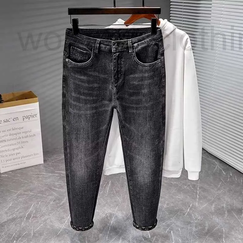 Mäns jeansdesigner sommar och hösttunna jeans för mäns smala fit leggings 2024 Nya raka ben beskurna avslappnade byxor för herrkläder 6xl9