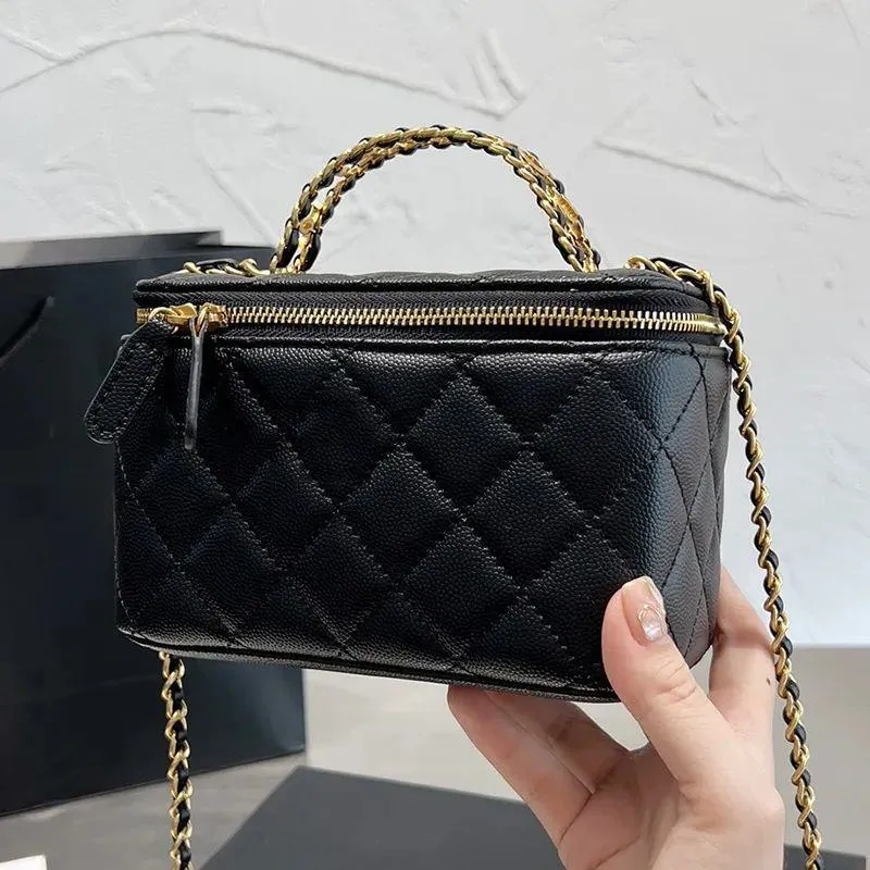 Designer Femmes Cosmetic Box Brand Designers Sac Bags Sac Gandage Luxurys Mandted Trunk Paris Hands sacs Lady Caviar Leather avec boîtier DMVQ