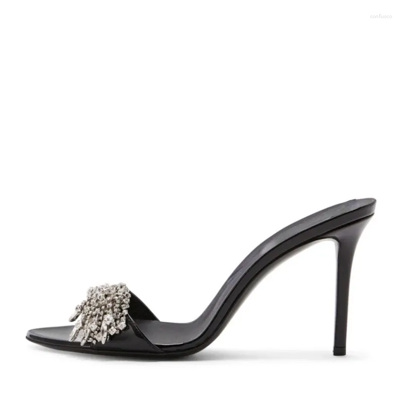 Slippers 2024 Fashion d'été Sexe Sexe Toe Hollow Hollow High Heel Sandales pour femmes chaussures européennes et américaines à grande taille