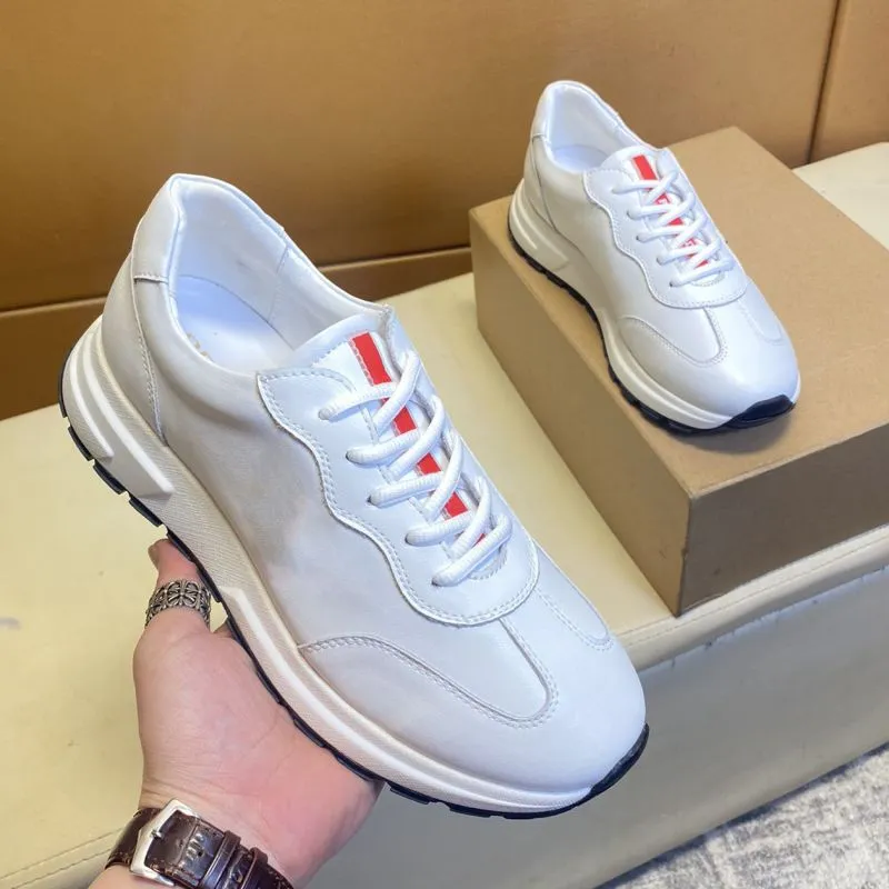 2024 scarpe designer di lusso di nylon e sneaker in pelle spazzolata triangoli uomini scarpe casual sneakers in tessuto tecnico tessuto grossola piena di gomma leggera camminata