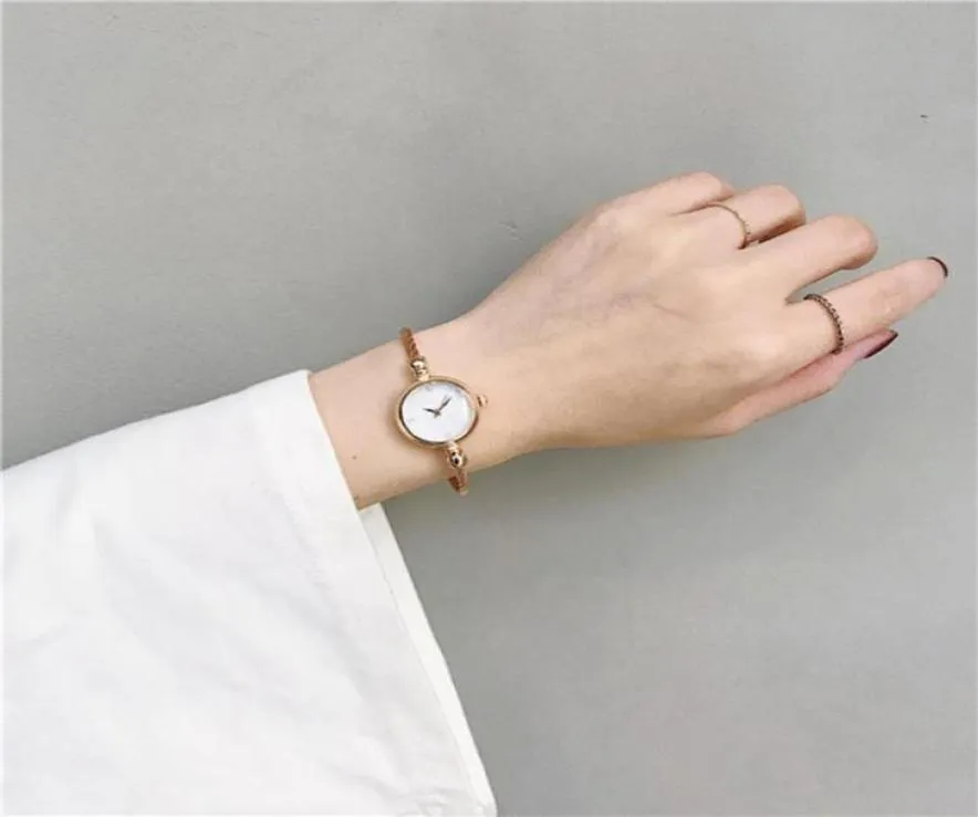 Bracelet des femmes rétro décontractées Little lisse cadran haut de luxe Silver Slim Slim Shining Art Femme Clock Quartz Wristwatch Wrist3435780