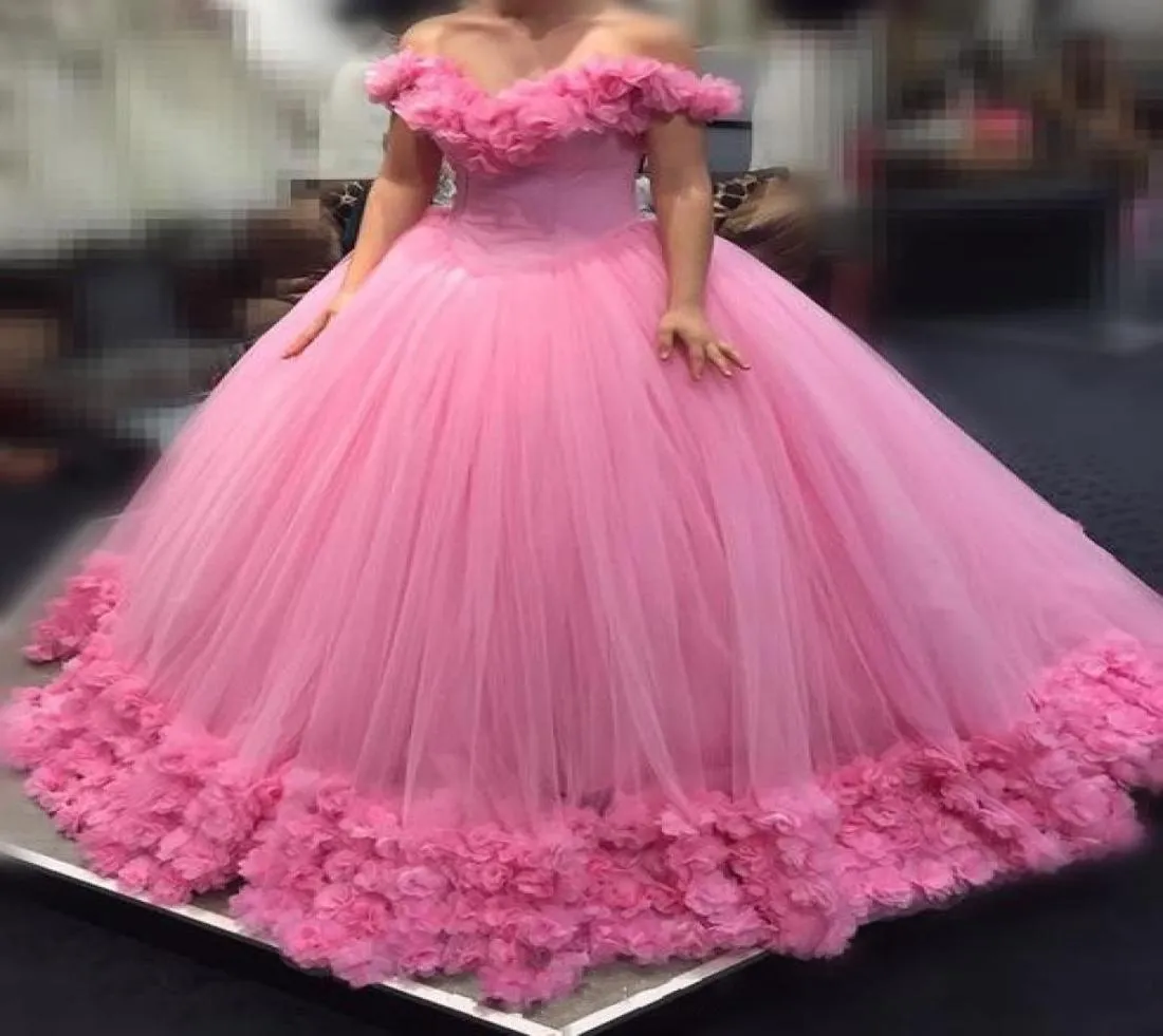 2020 Robes de robe de bal de quinceanera rose sur les manches de capuchon d'épaule en tulle avec des fleurs longues Sweet 16 Puffy Cathedral Train Party 8998238