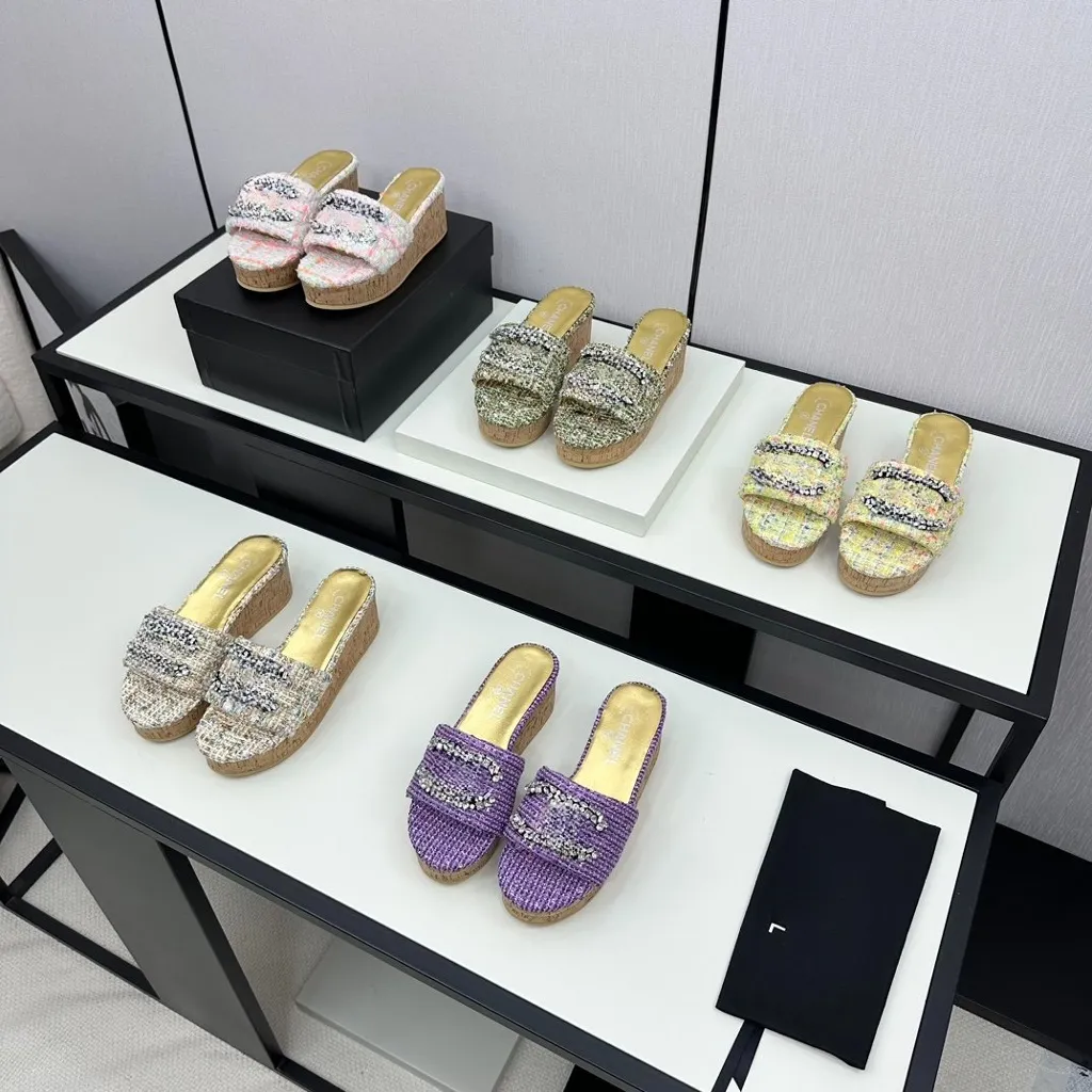 2024 Luxurys designer sandali pantofole spiaggia di sandalo femminile vetrini a infrasmetti di moca