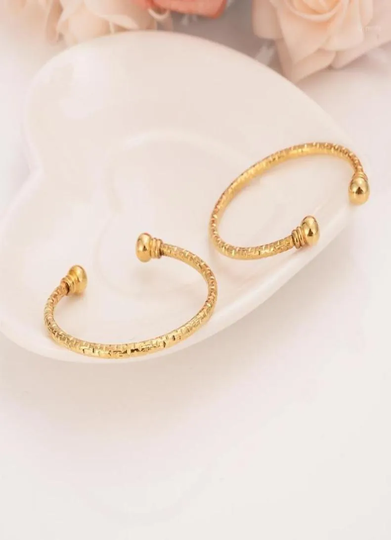 Pequena adorável dourada dubai África Bangle Jóias Árabe Charme de Ouro Meninas Índia Jóias de pulseira de pulseira para crianças Presente de aniversário de bebê18774336