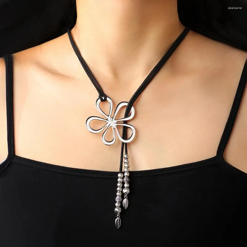 Chaines Bohemian Hollow Flower Charm de cordon en cuir fait à la main Perles en métal Perles Piche