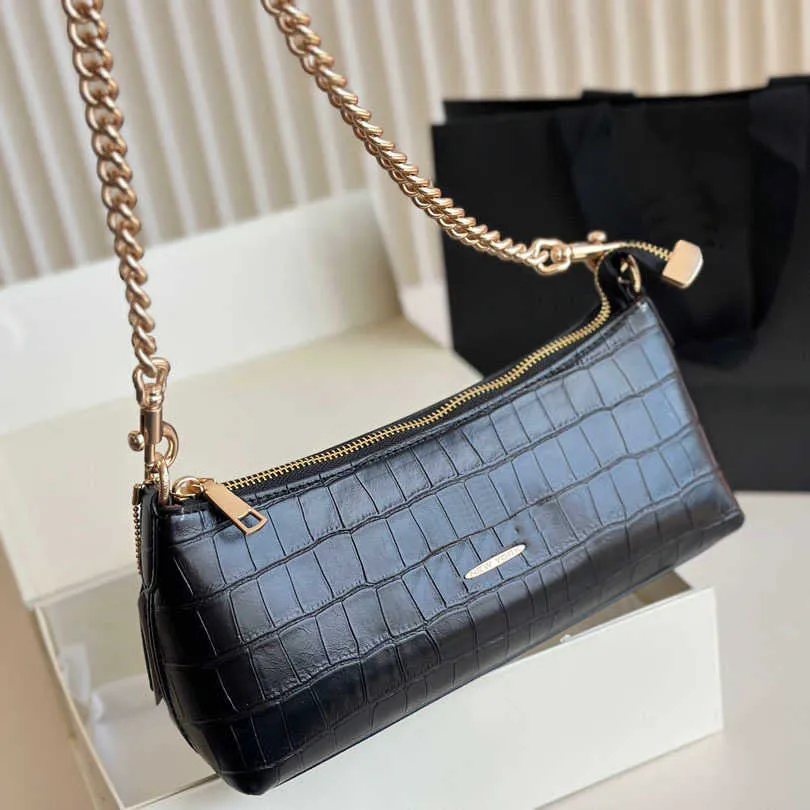 Red Crocodile Embossed Leather Underarm Bag for Women Single Shoulder Hobo Bag with Zipper Closure Casual Daily Use
