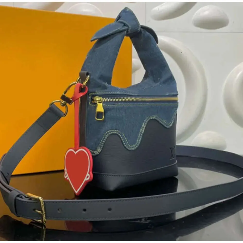 Baquet de godet de godet Handle fourre-tout Femmes Bodage crossbody Sacs à bandoulière Miroir supérieur qualité sac à main Cowhide en cuir éclaboussant le coeur étiquette en forme de coeur