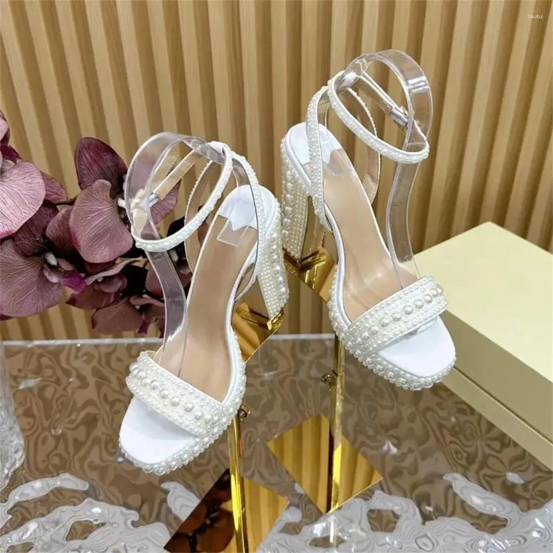 Chaussures habillées 2024 Sandales d'été Mode Round Toe Femmes Sexy High Heels Concise Crystal décor véritable Chaussure en cuir