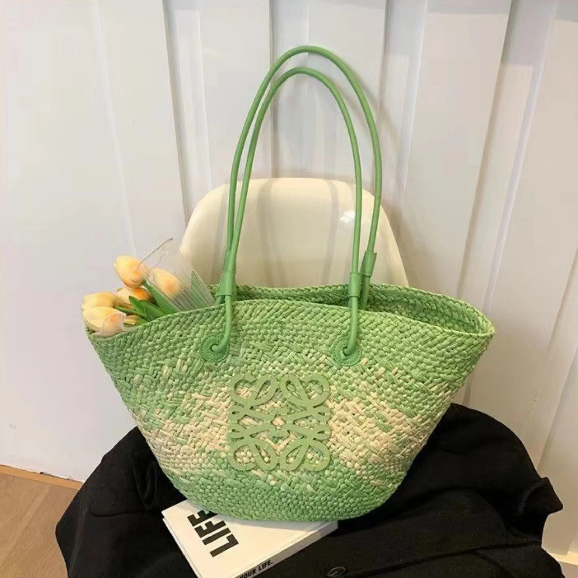 Französische Outdoor -Strandgrasbeutelstil -Tasche, beliebt im Internet, vielseitig für Strandferien, tragbarer Umhängetasche Trend