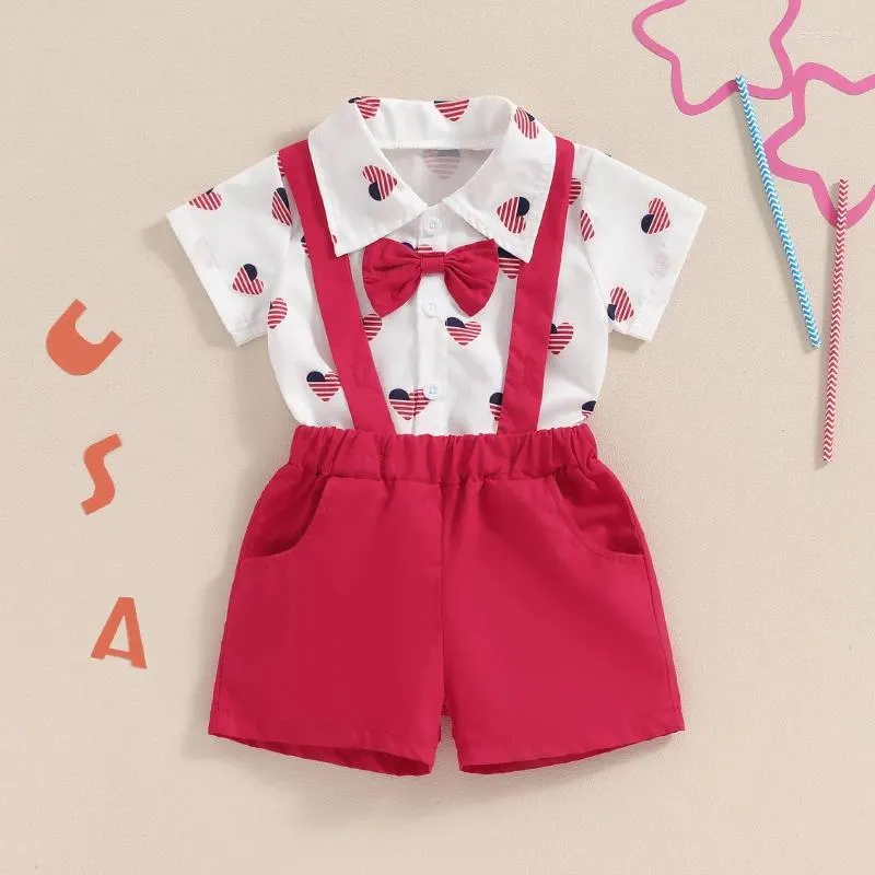 Kläduppsättningar Småbarn Boy Gentleman Outfit Patriotic Heart Print Button Romper med Bow Tie och Suspender Shorts Set for Formal Wear