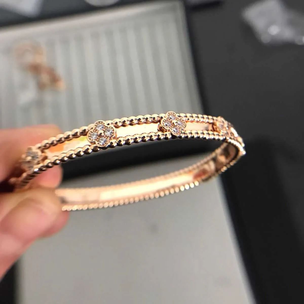 Bracelet de luxe conçu pour les personnes élevées avec un trèfle à quatre feuilles Star Star Gold Day's Day's With Common Vanly